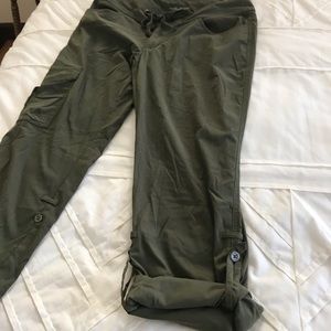 Columbia green size 8 hiking pants/crops
